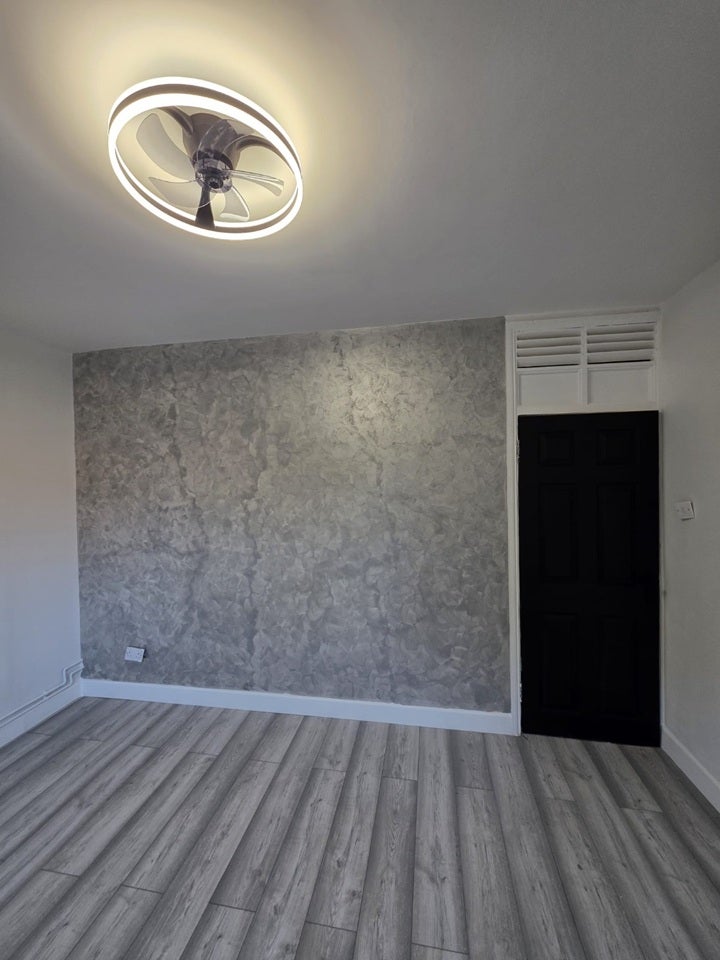 Flat Sweeney Crescent in Greater London