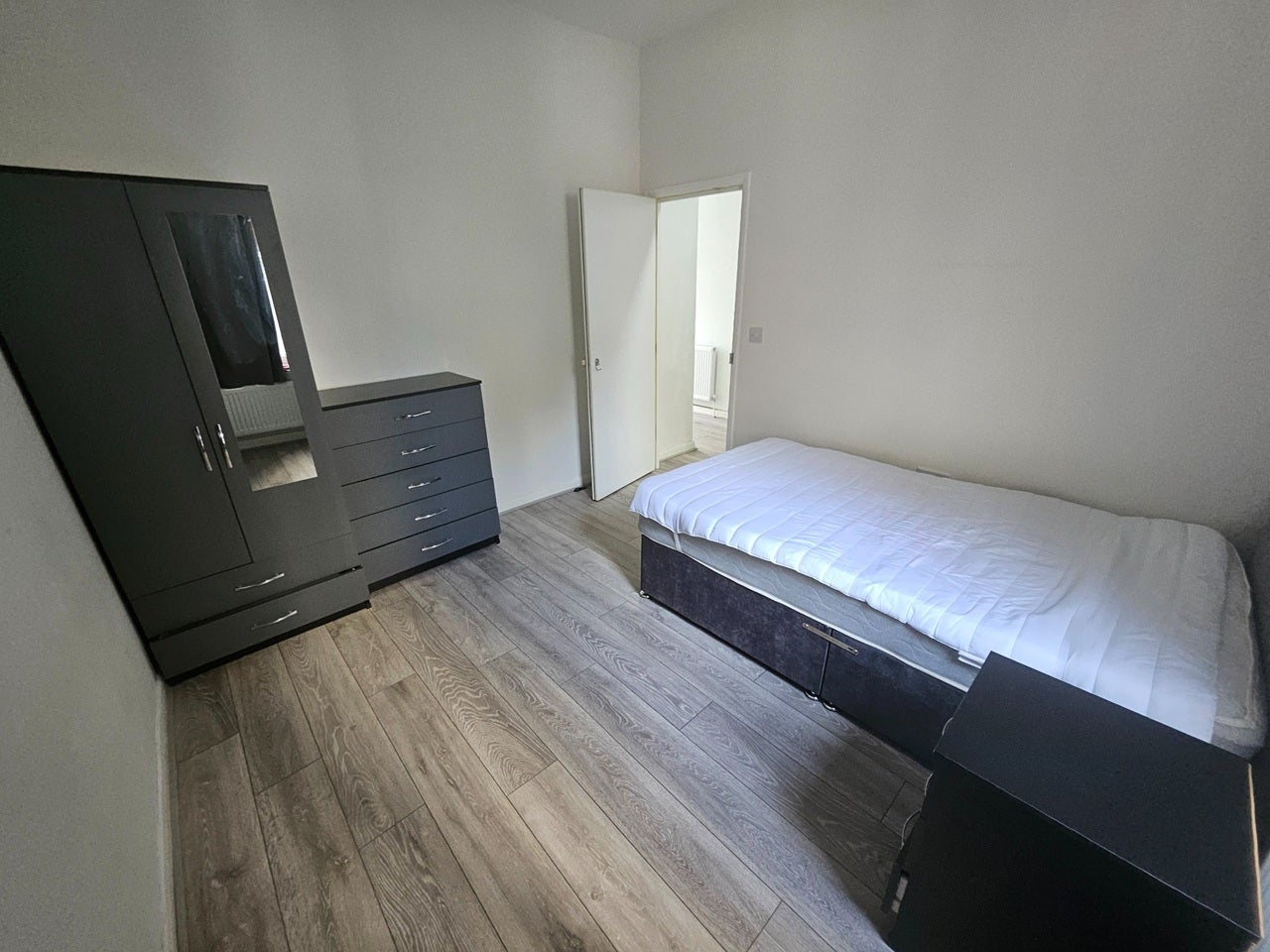 Room Cobham Road in Greater London