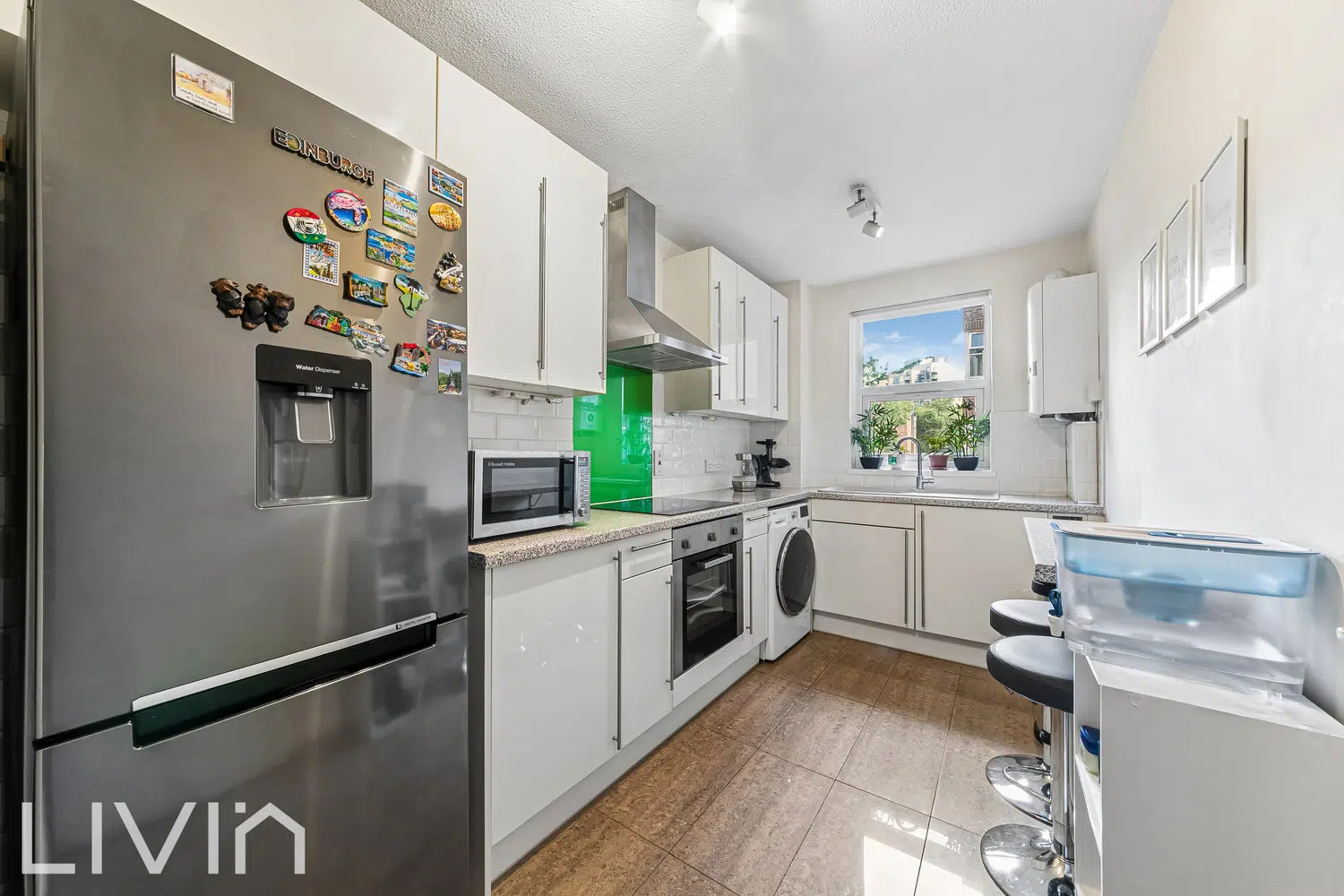 Flat Dingwall Road in Greater London