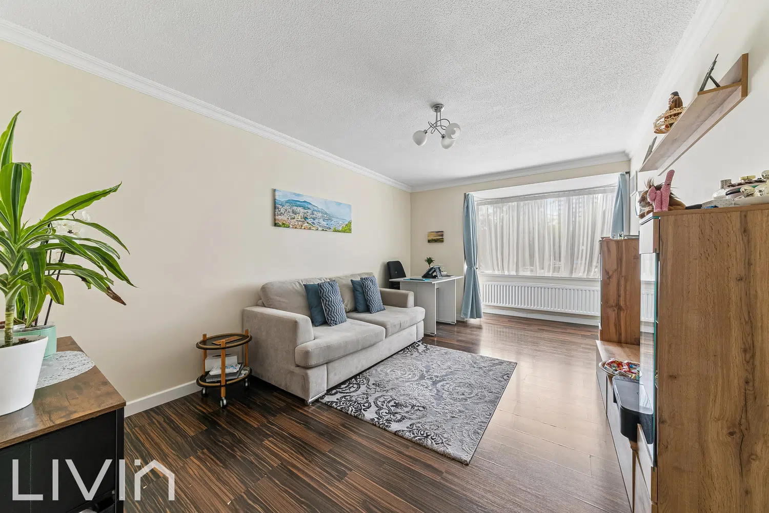 Flat Dingwall Road in Greater London