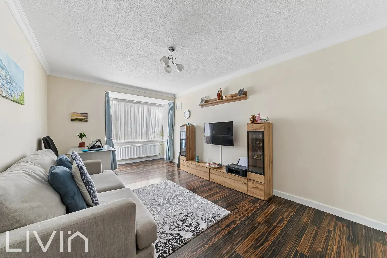 Flat Dingwall Road in Greater London