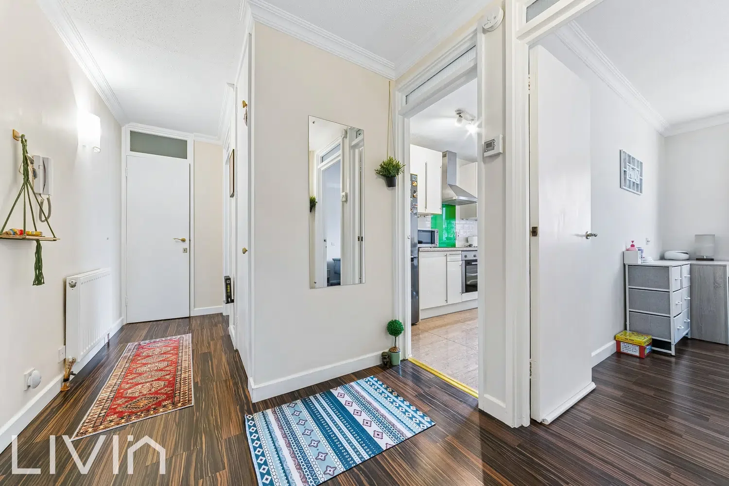 Flat Dingwall Road in Greater London