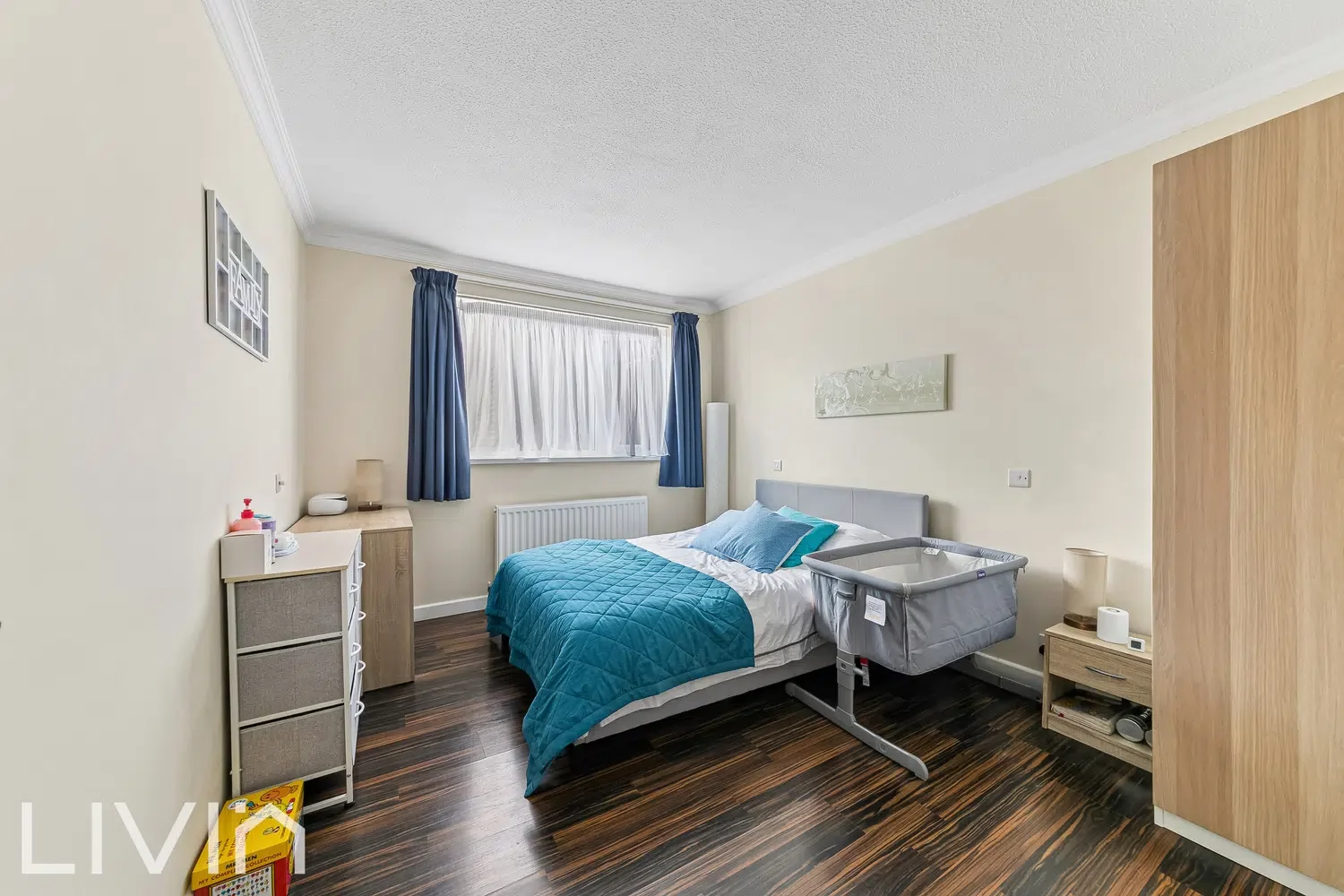 Flat Dingwall Road in Greater London