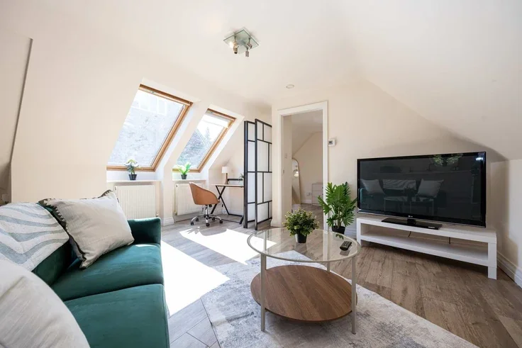 Room Hale Road in Trafford