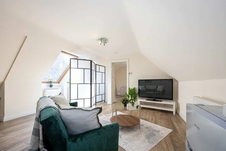 Room Hale Road in Trafford