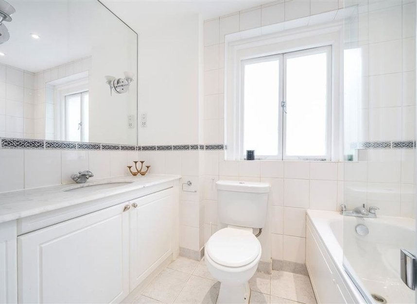 Flat Queen's Gate Place in Greater London