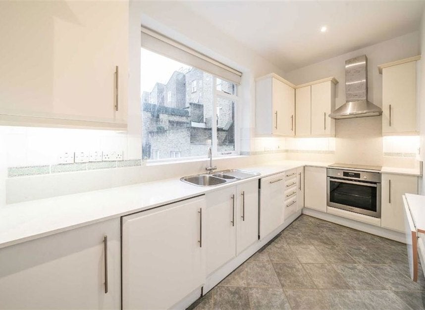 Flat Queen's Gate Place in Greater London