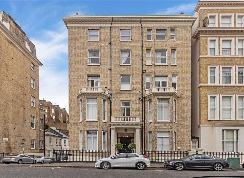 Flat Queen's Gate Place in Greater London
