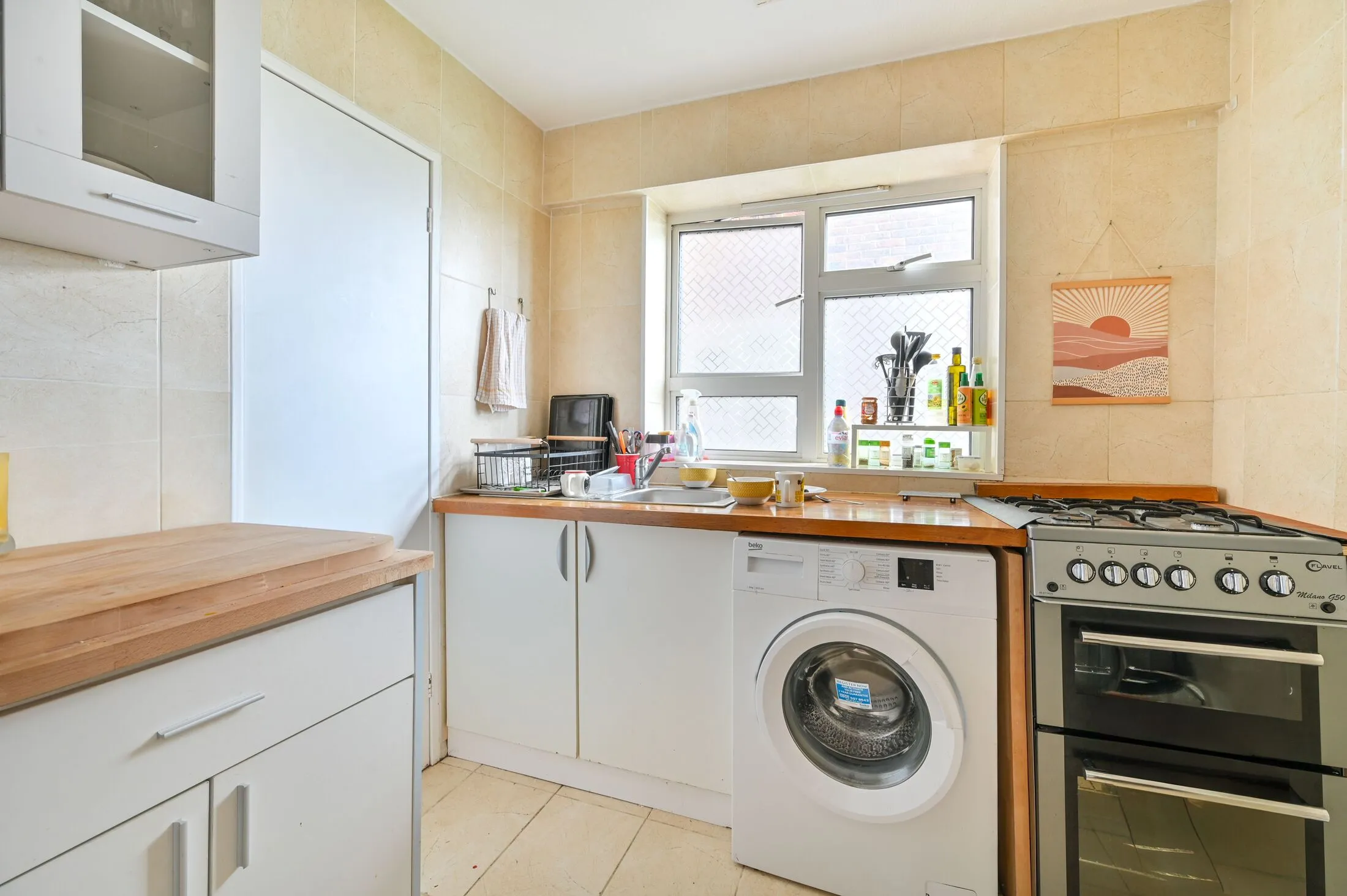 Flat Peter Avenue in Greater London