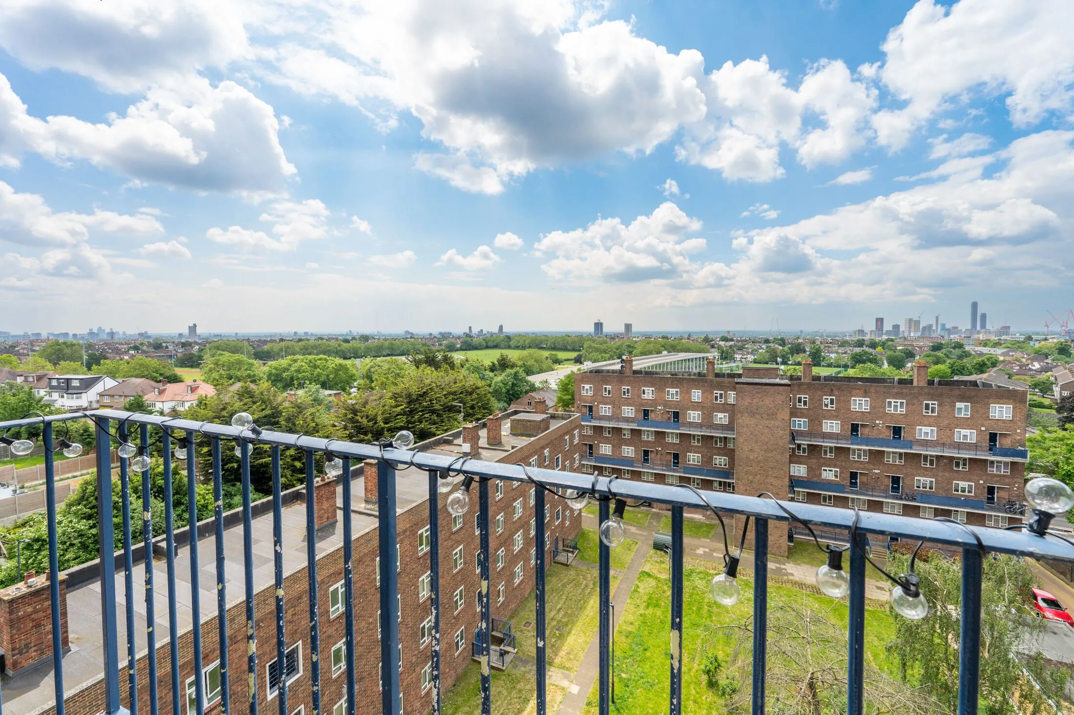 Flat Peter Avenue in Greater London