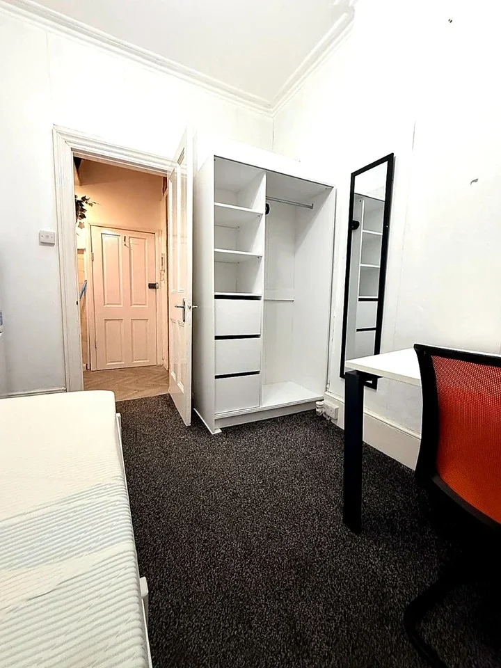 Flat Belgrave Road in City of Westminster