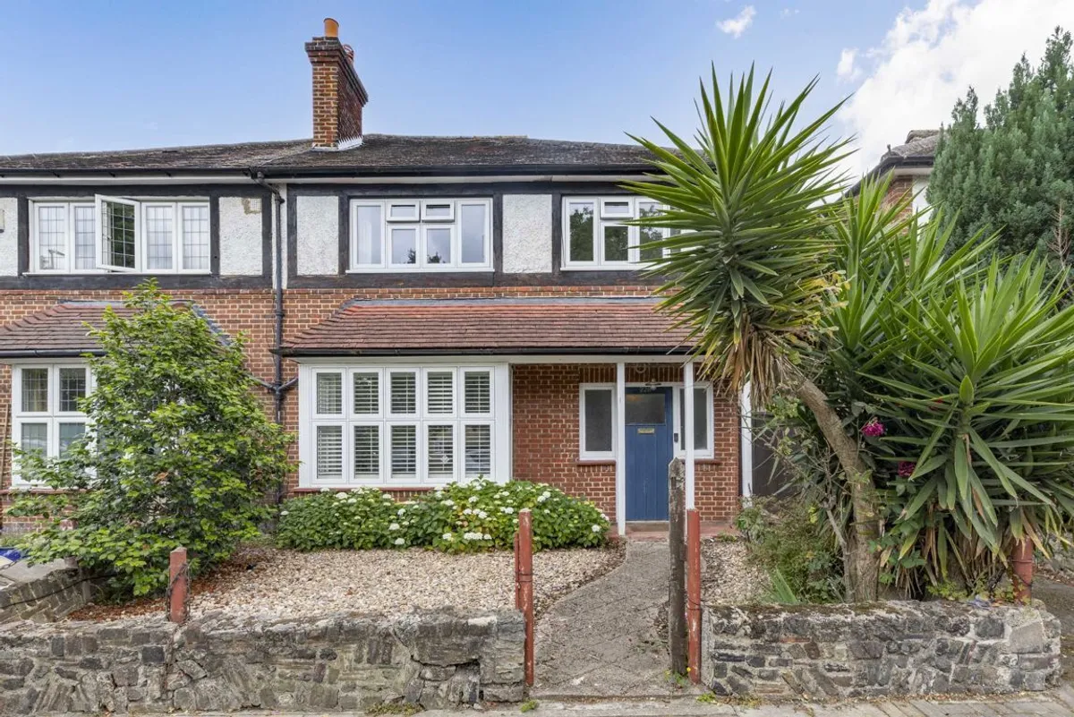 House Weir Road in Greater London