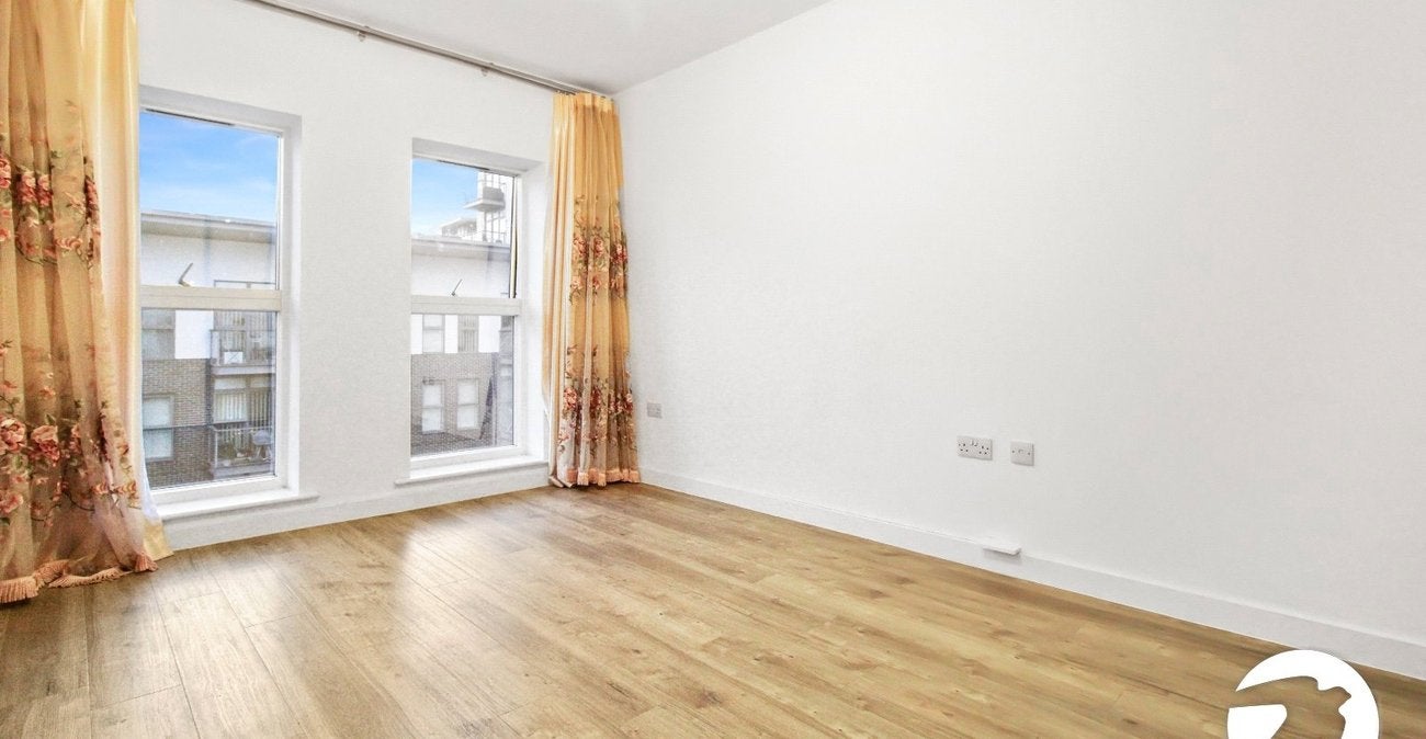 Flat Clovelly Place in Dartford