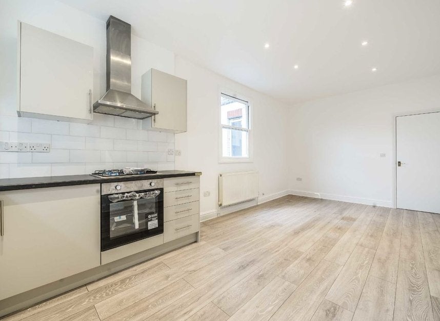 Flat Northfield Avenue in Greater London