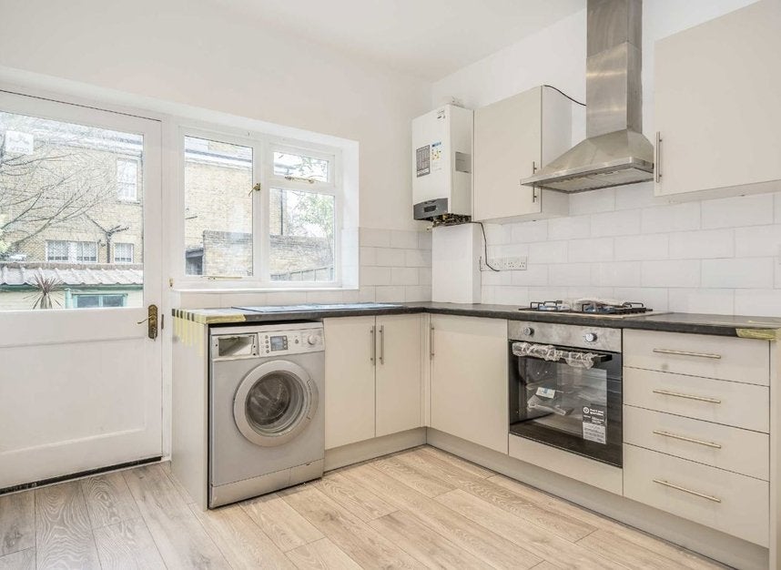 Flat Northfield Avenue in Greater London
