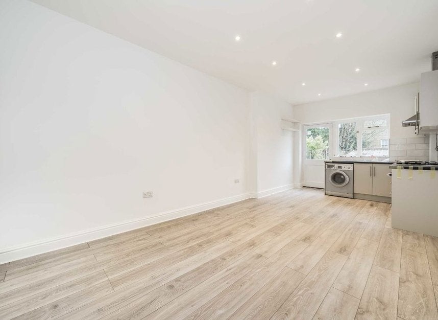 Flat Northfield Avenue in Greater London