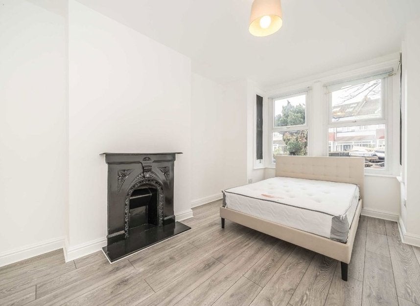 Flat Northfield Avenue in Greater London