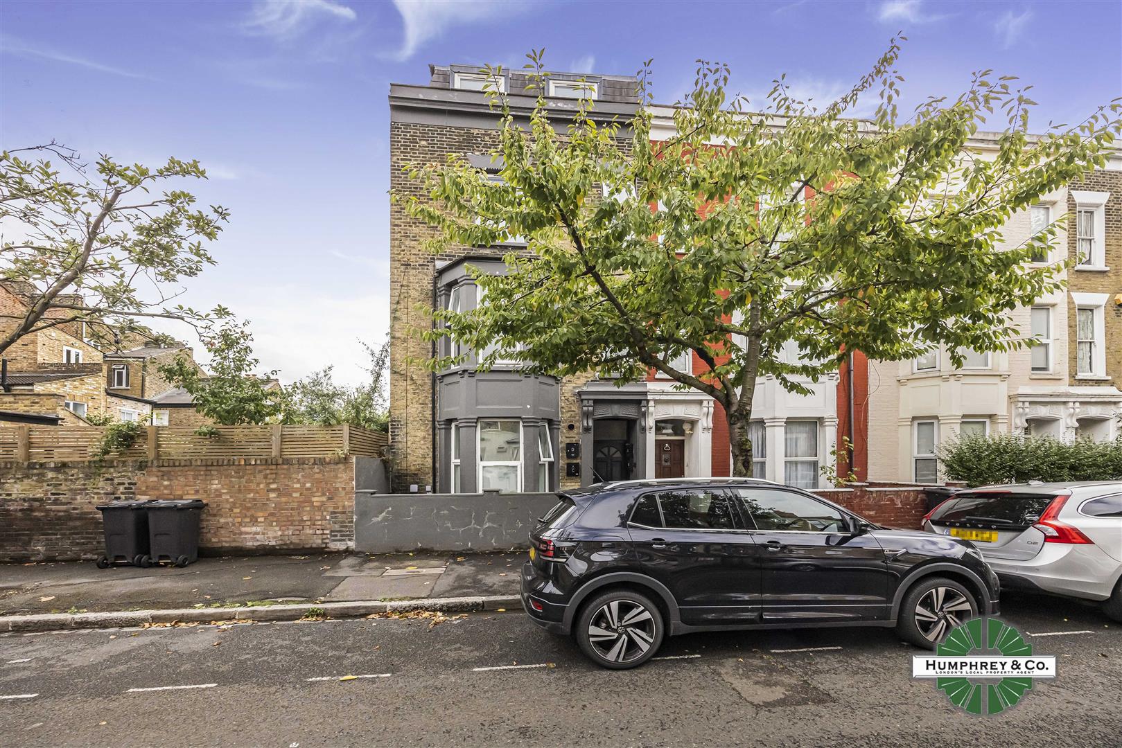 Flat Glenarm Road in Greater London