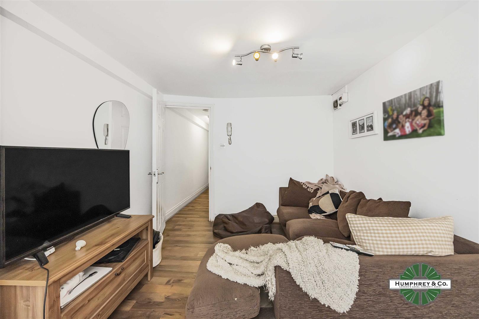 Flat Glenarm Road in Greater London