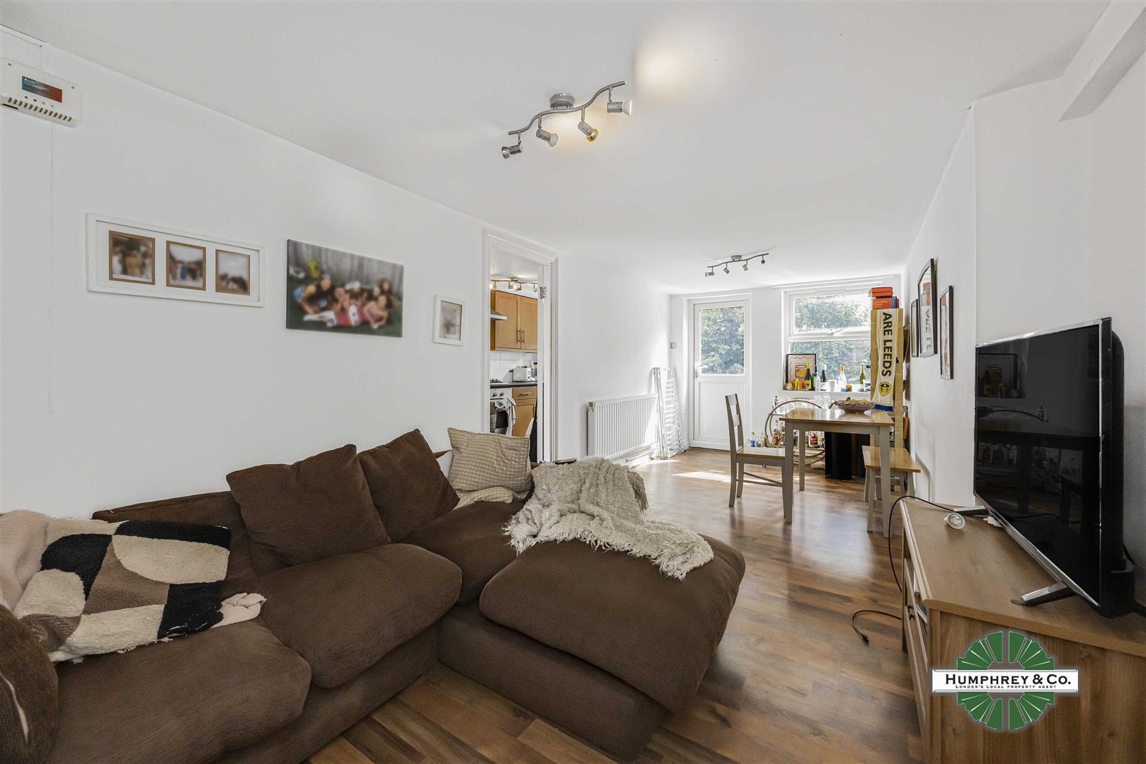 Flat Glenarm Road in Greater London
