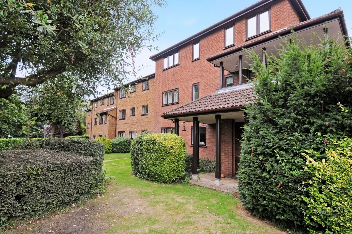 Flat St Leonard's Road in Windsor