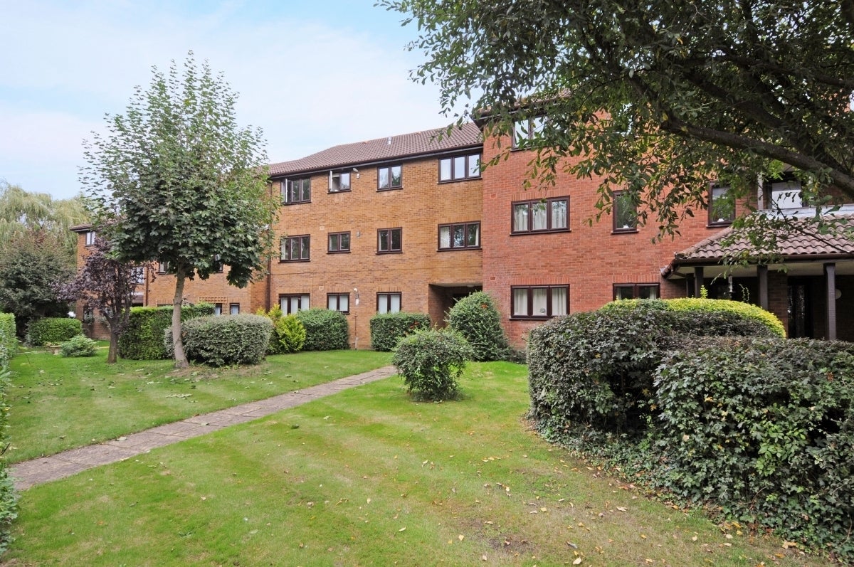 Flat St Leonard's Road in Windsor