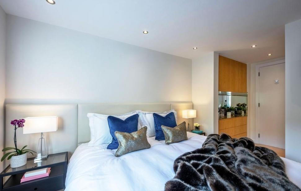 Flat Holbein Place in Greater London
