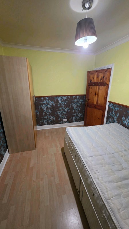 Room Stirling Road in Greater London