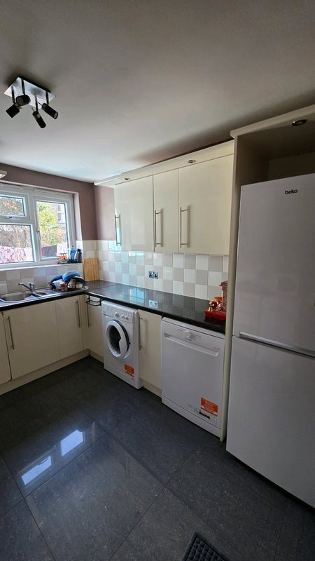 Room Stirling Road in Greater London