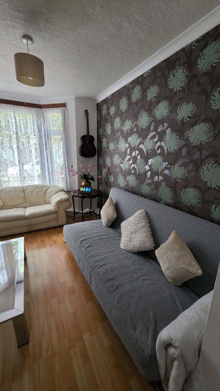 Room Stirling Road in Greater London