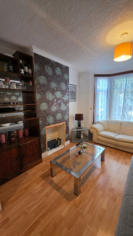 Room Stirling Road in Greater London