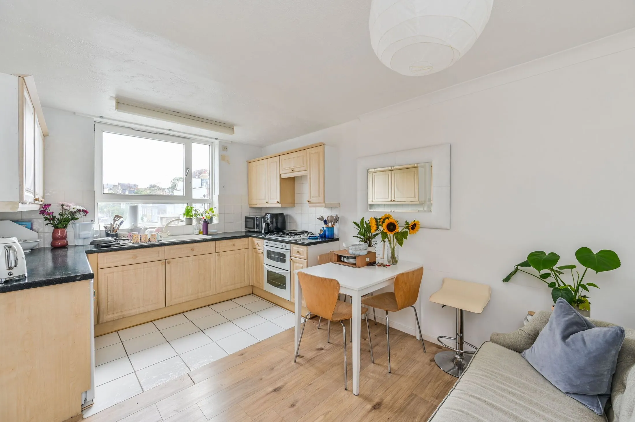 Flat Halston Close in Greater London
