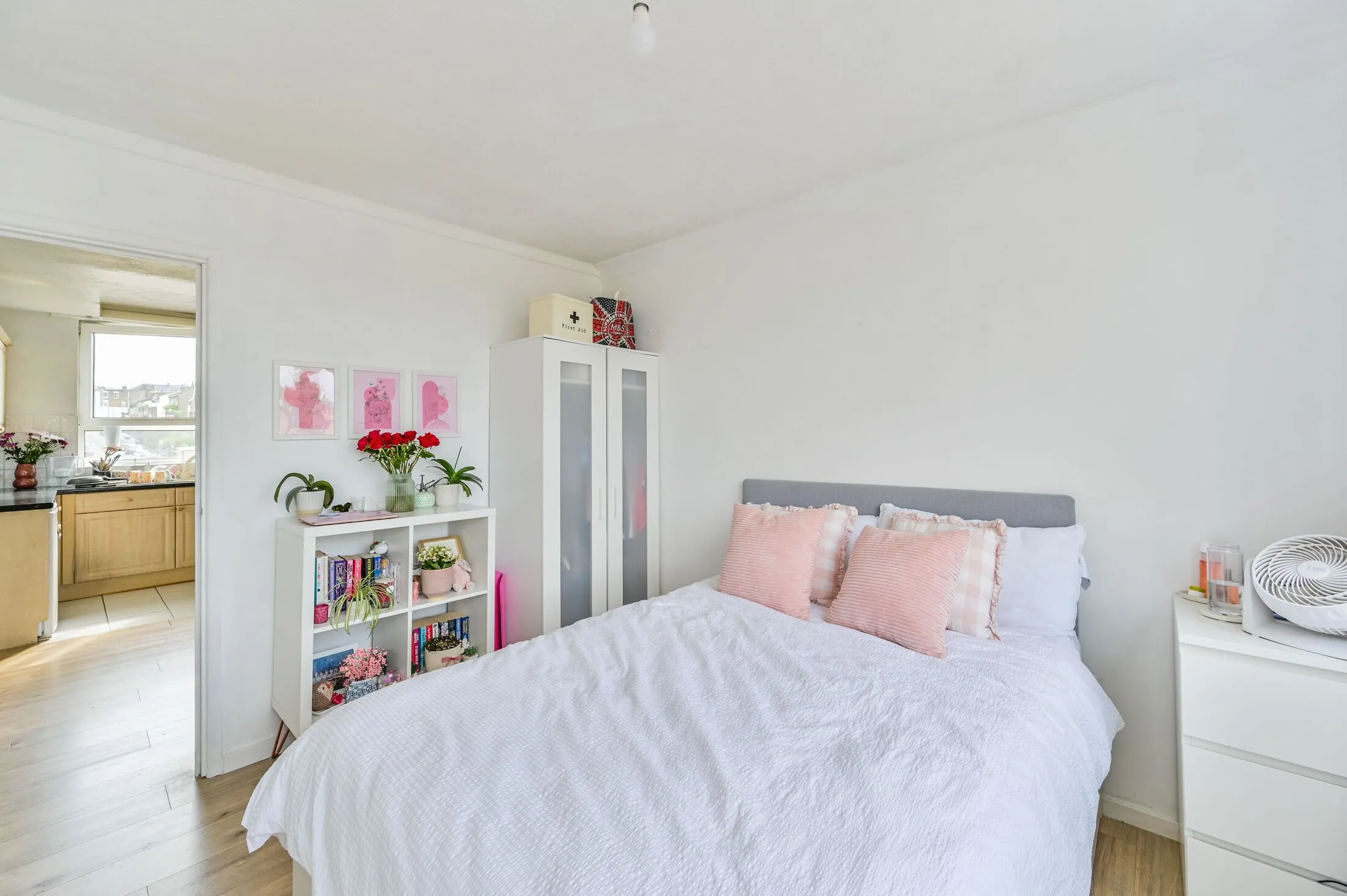 Flat Halston Close in Greater London
