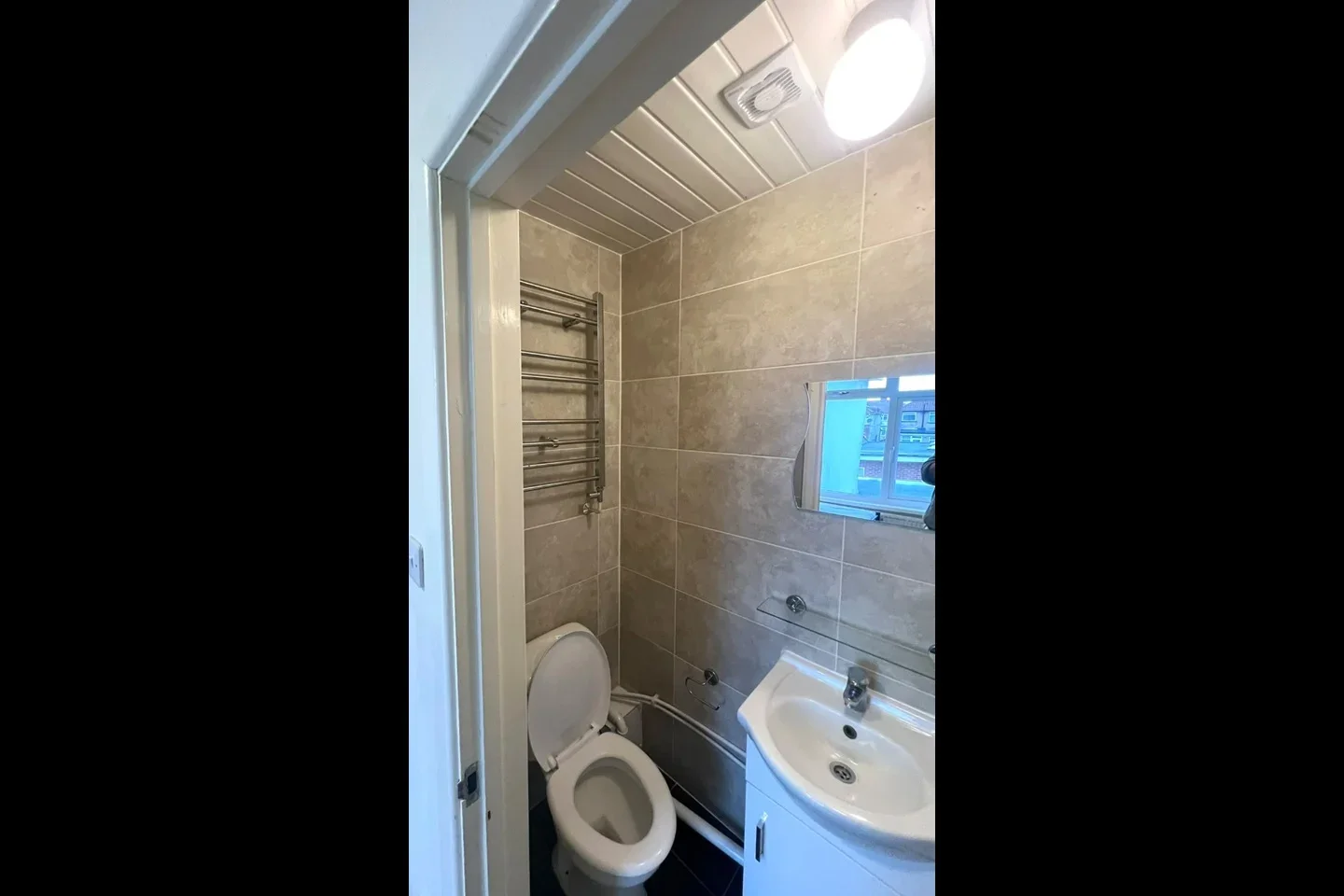 Room Greenland Crescent in Greater London