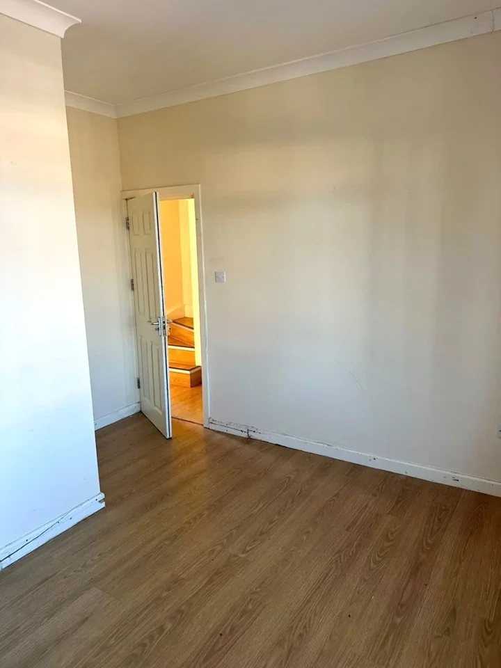 Room Greenland Crescent in Greater London