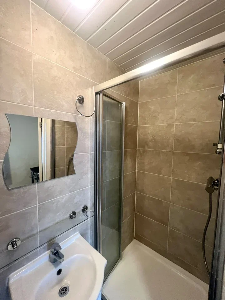 Room Greenland Crescent in Greater London