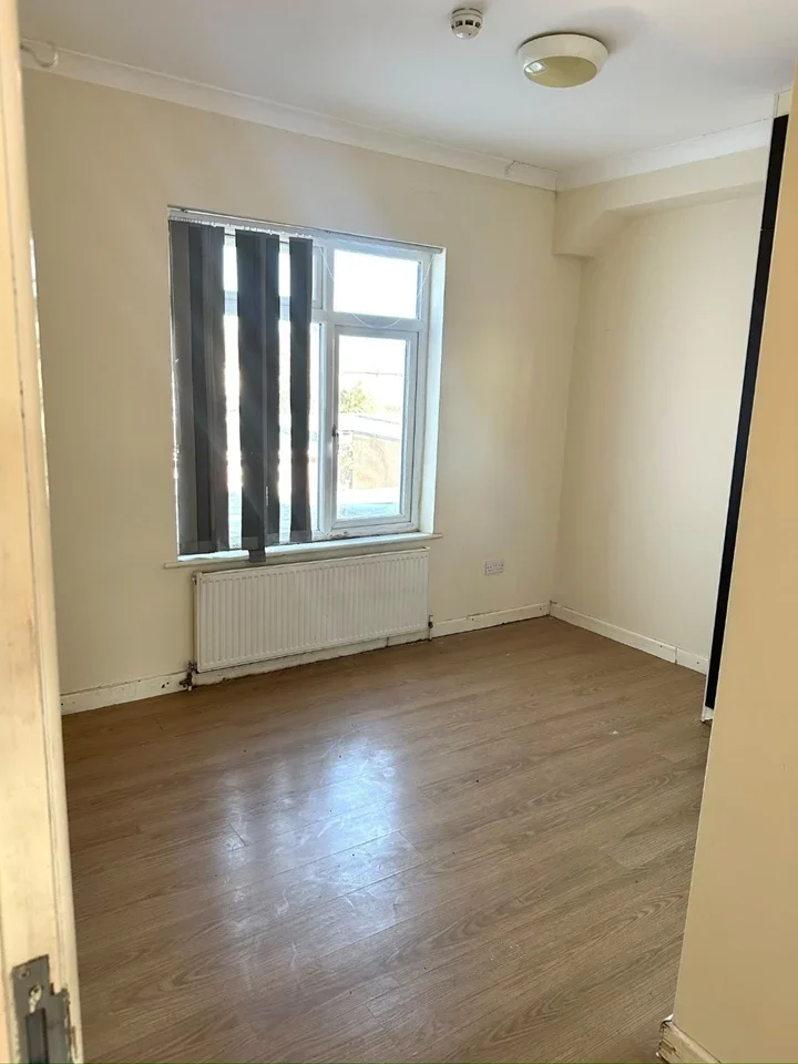Room Greenland Crescent in Greater London