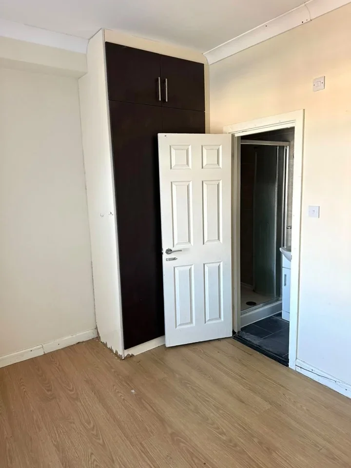 Room Greenland Crescent in Greater London