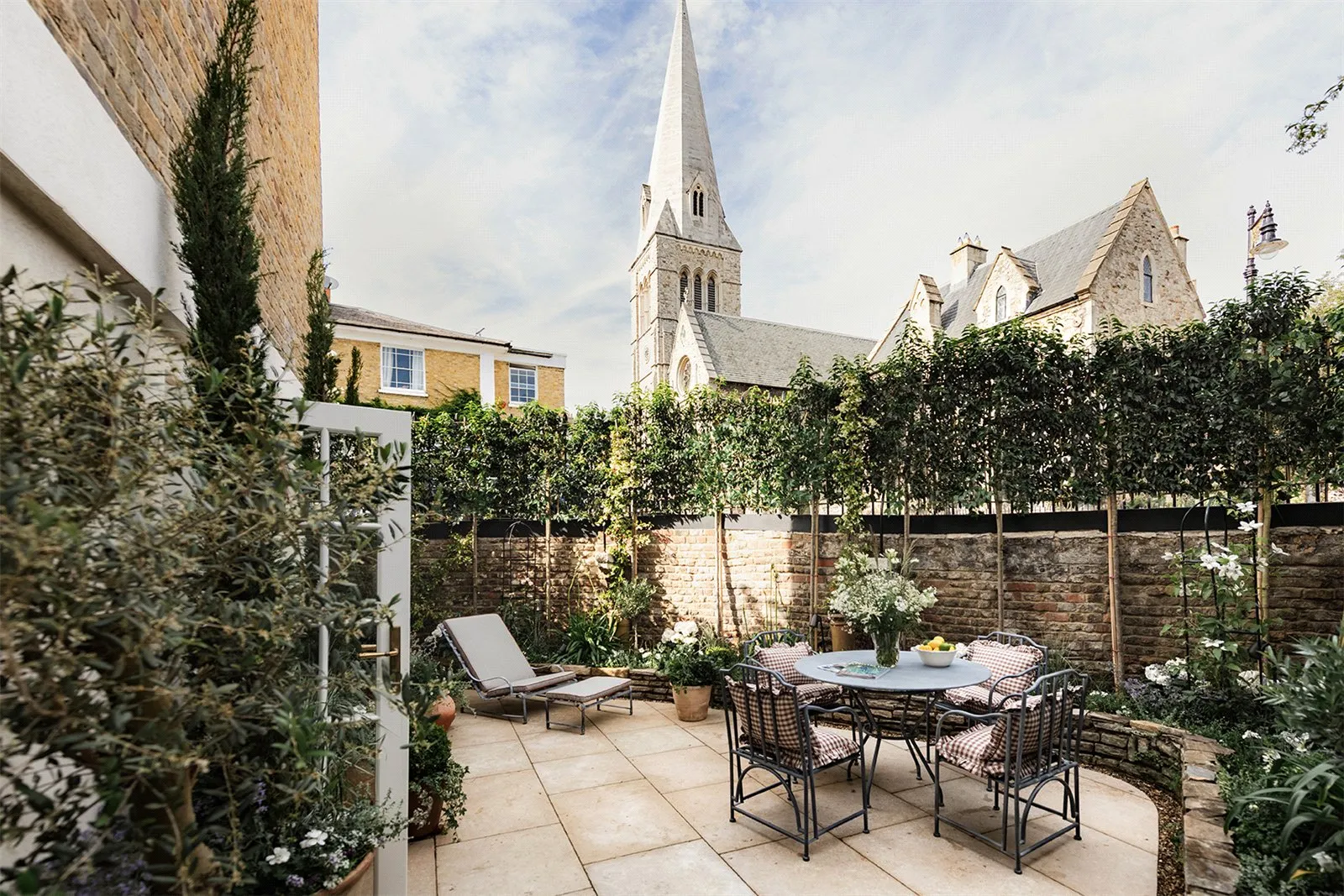 House Bloomfield Terrace in City of Westminster
