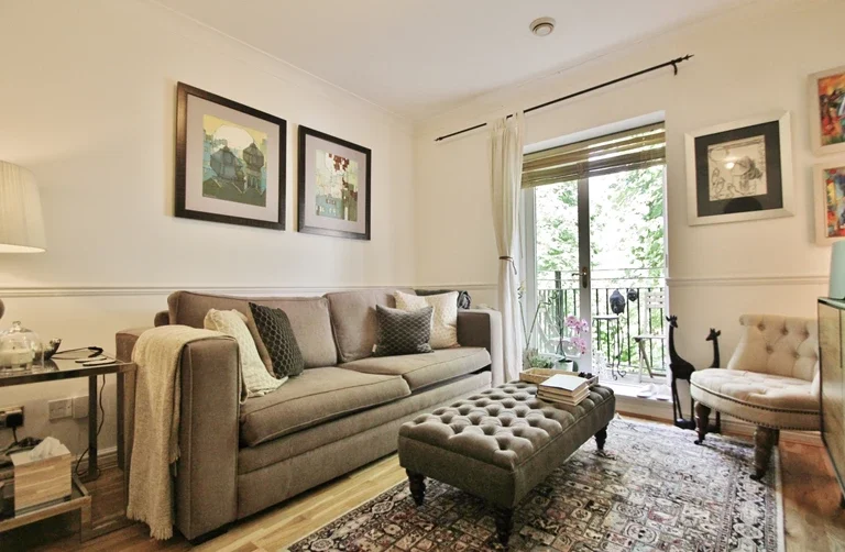 Flat Hammersmith Road in Greater London