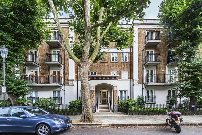 Flat Hammersmith Road in Greater London