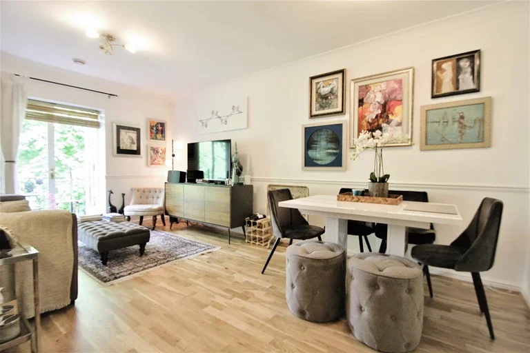 Flat Hammersmith Road in Greater London