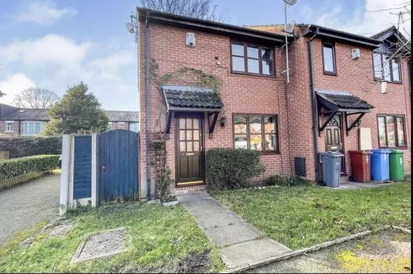 Flat Abbotside Close in Manchester