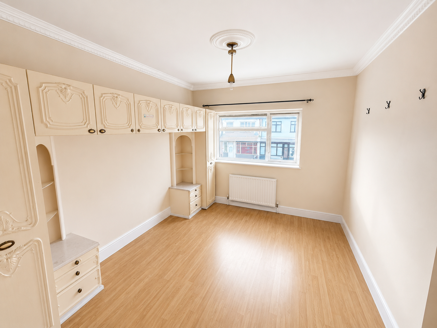 Flat Hampton Road in Greater London