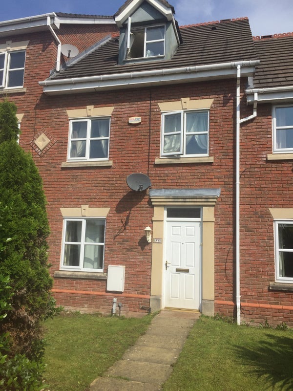 Flat Ruskin Drive in Trafford