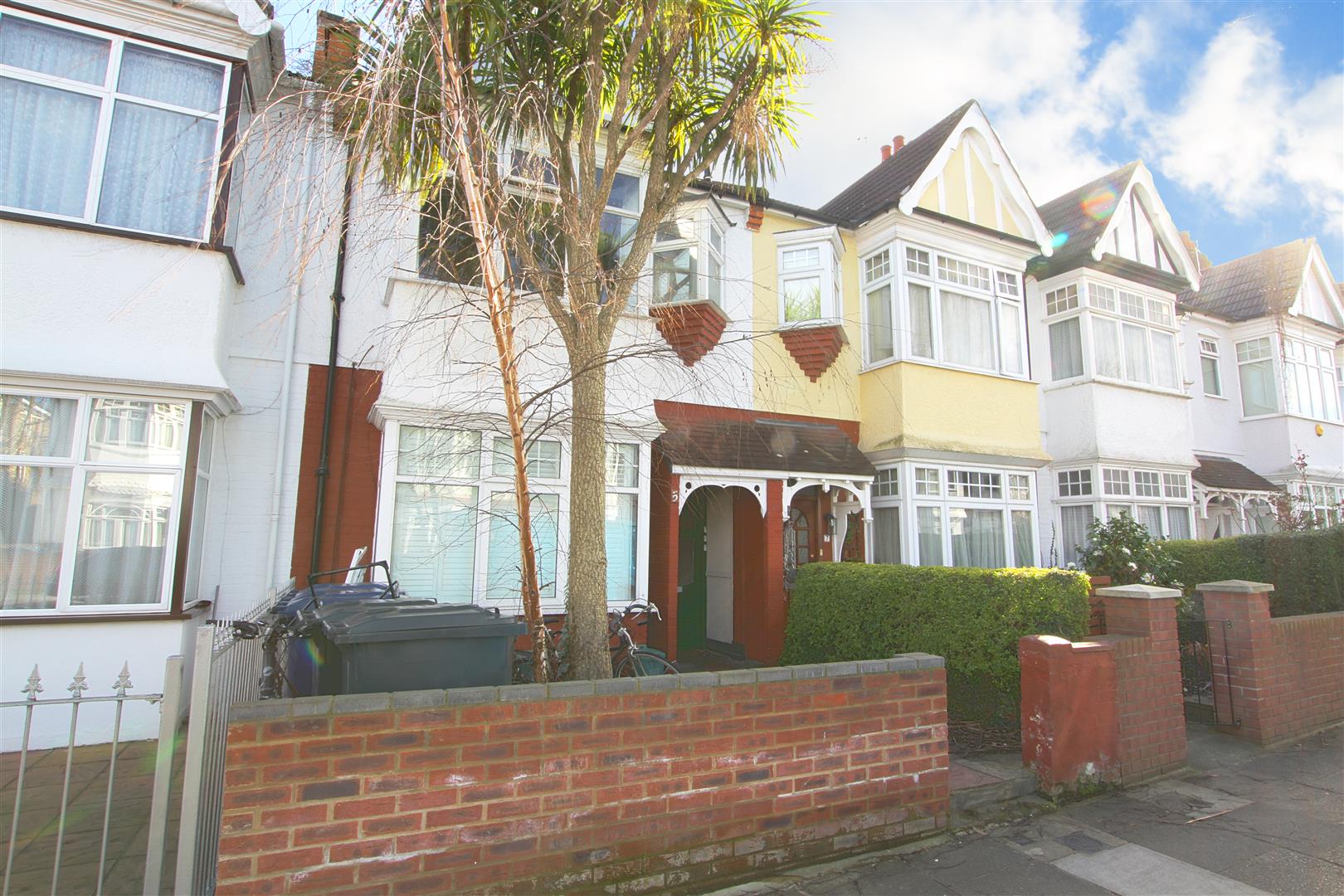 Flat Graham Avenue in Greater London