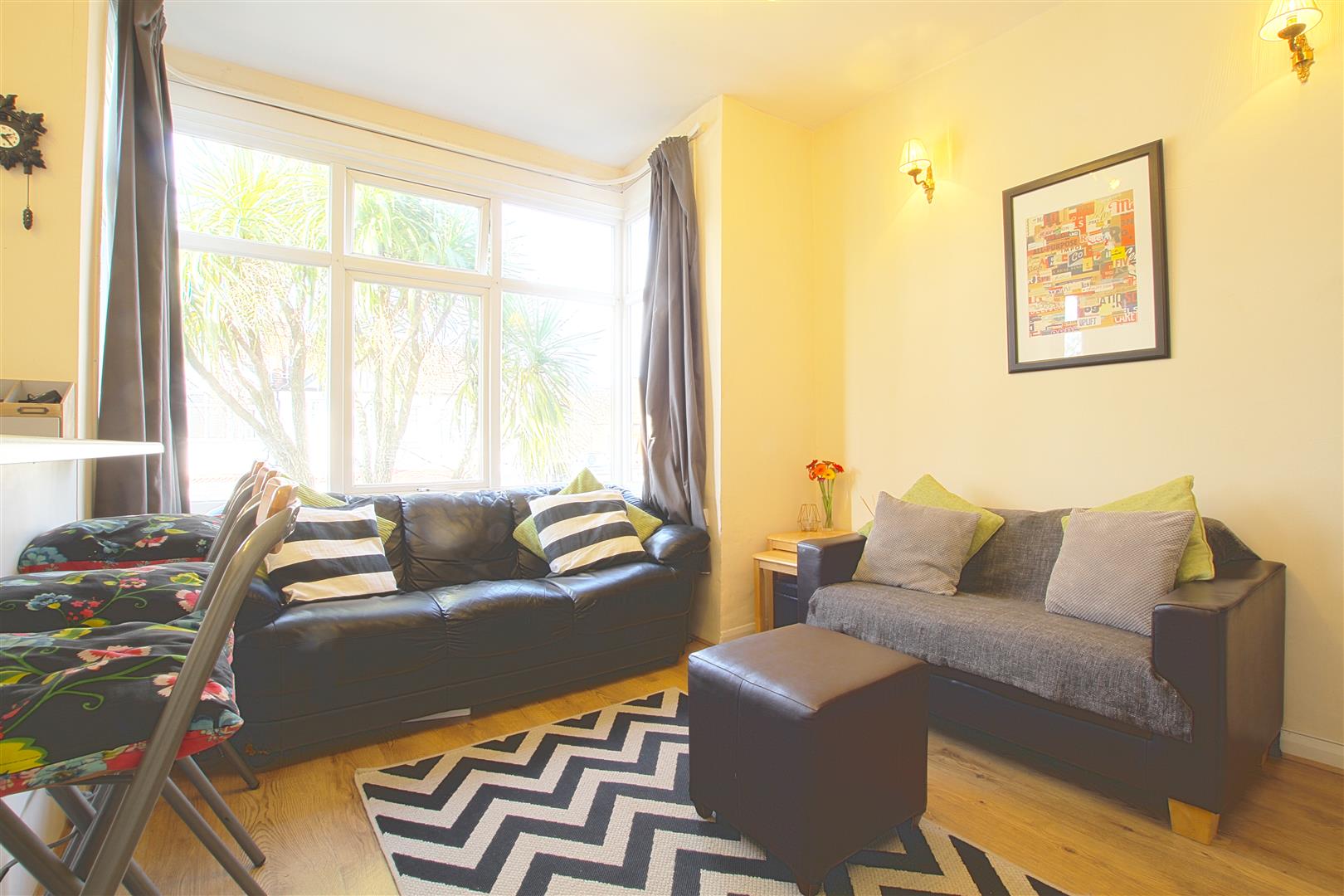 Flat Graham Avenue in Greater London