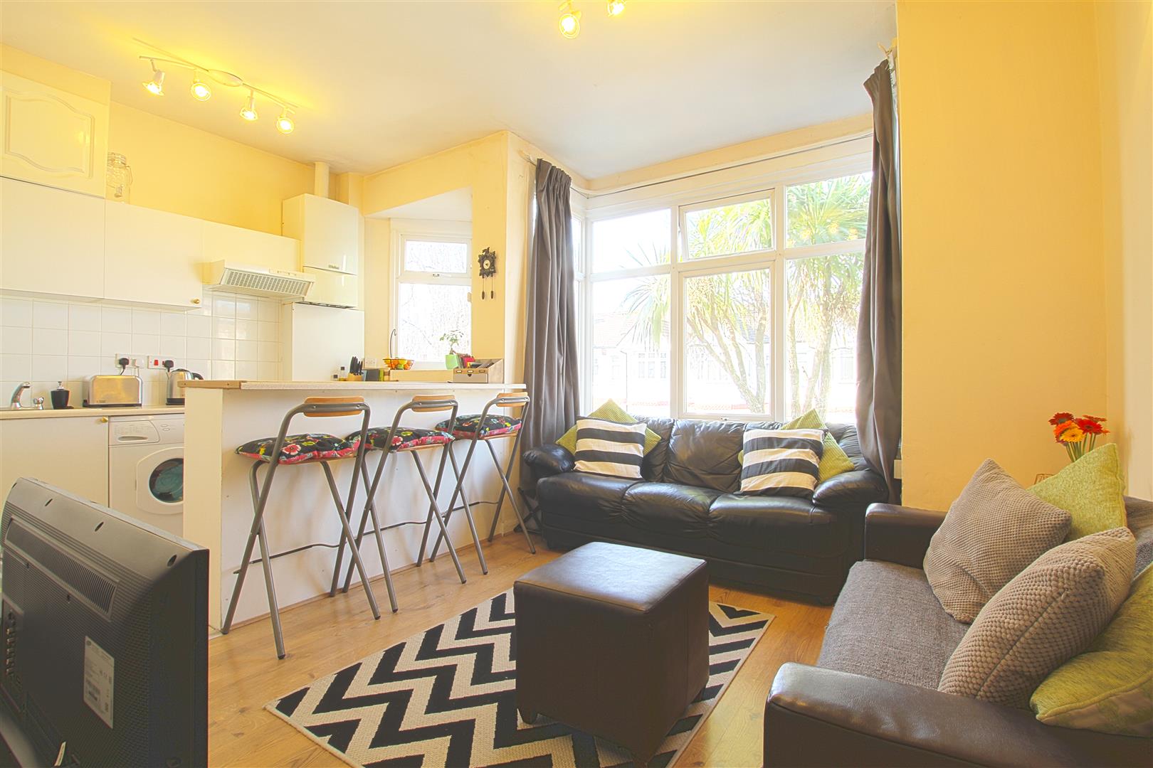 Flat Graham Avenue in Greater London