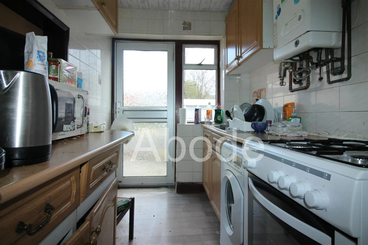 Room Mayville Road in Leeds
