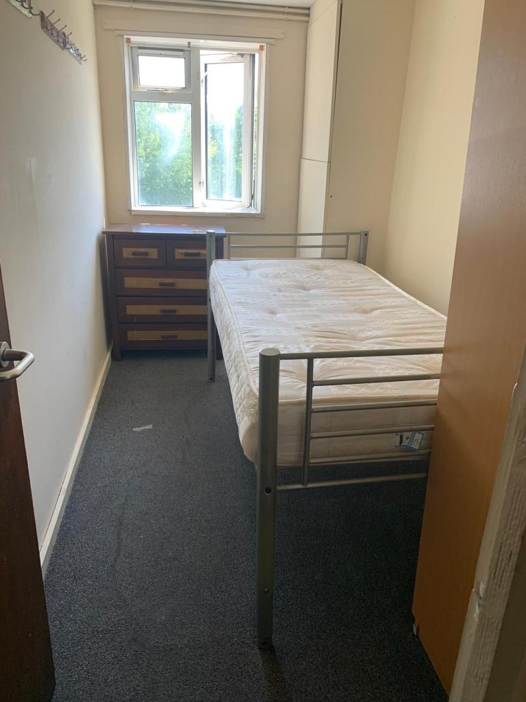 Flat Thorncliffe Road in Greater London